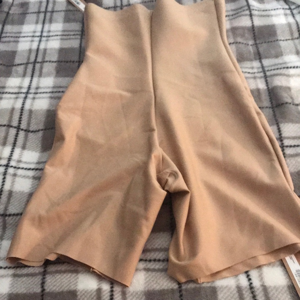 SKIMS High-Waist Sculpting Short - Nude Beige - Picture 5 of 6